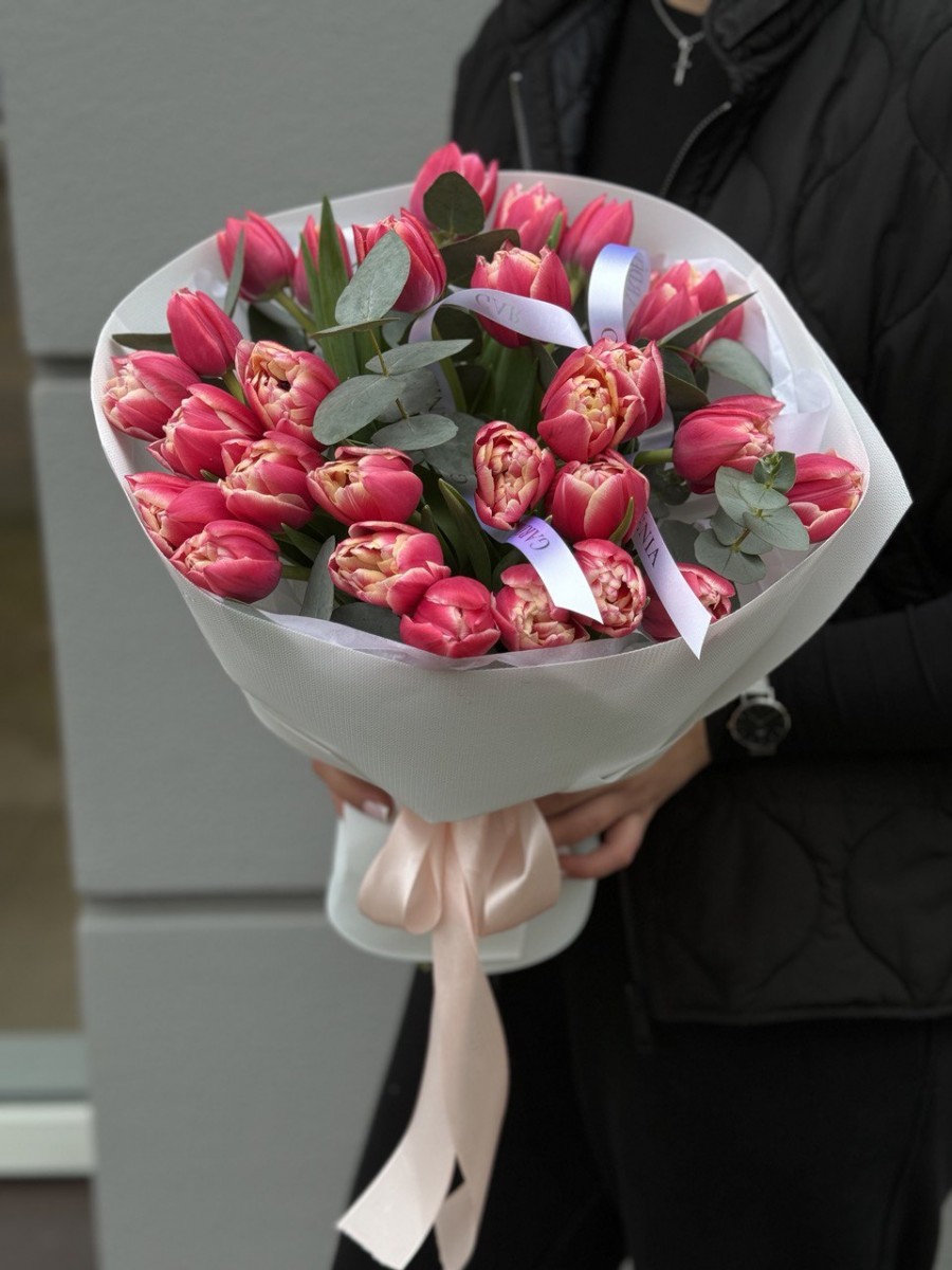35 піоновидних тюльпанів з евкаліптом