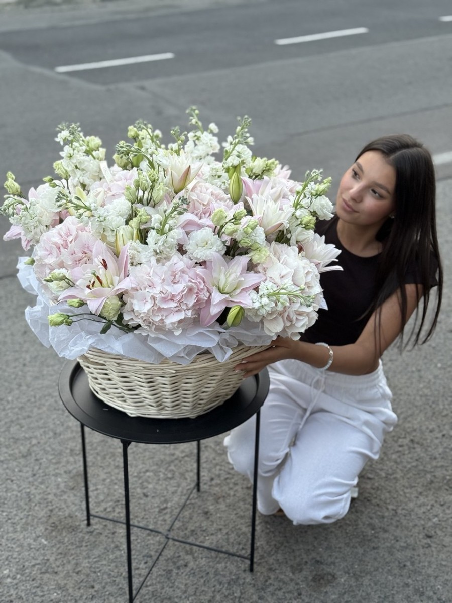 Корзина з гортензіями, ліліями , матіолою та еустомою