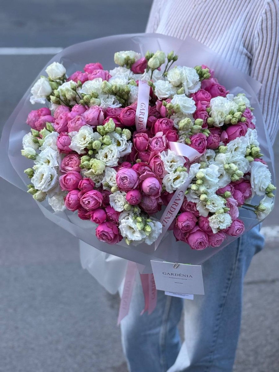 Міх букет піоновидних кущових троянд та еустоми