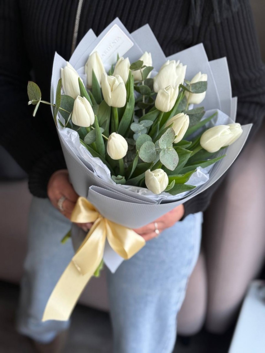 15 білих тюльпанів з евкаліптом 